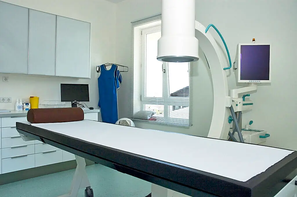 Eingriffsraum mit C-Bogen für minimalinvasive Wirbelsäulen-Schmerztherapie - wie Facettendenervierung - als Teil der orthopädischen Leistungen in Bernau am Chiemsee
