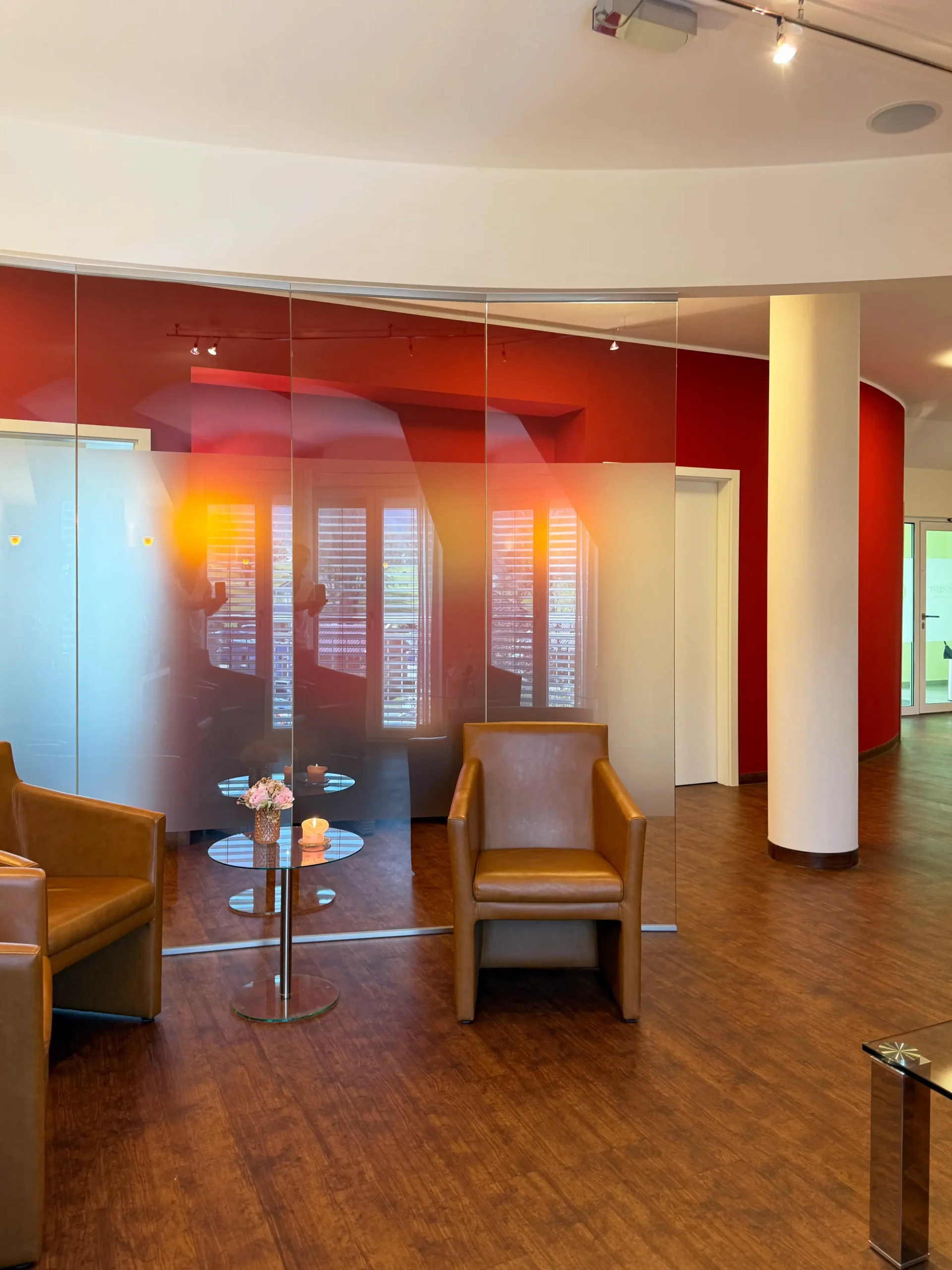 Blick von der Wartelounge, der Privatpraxis Dr. Beckert, auf den Empfangsbereich