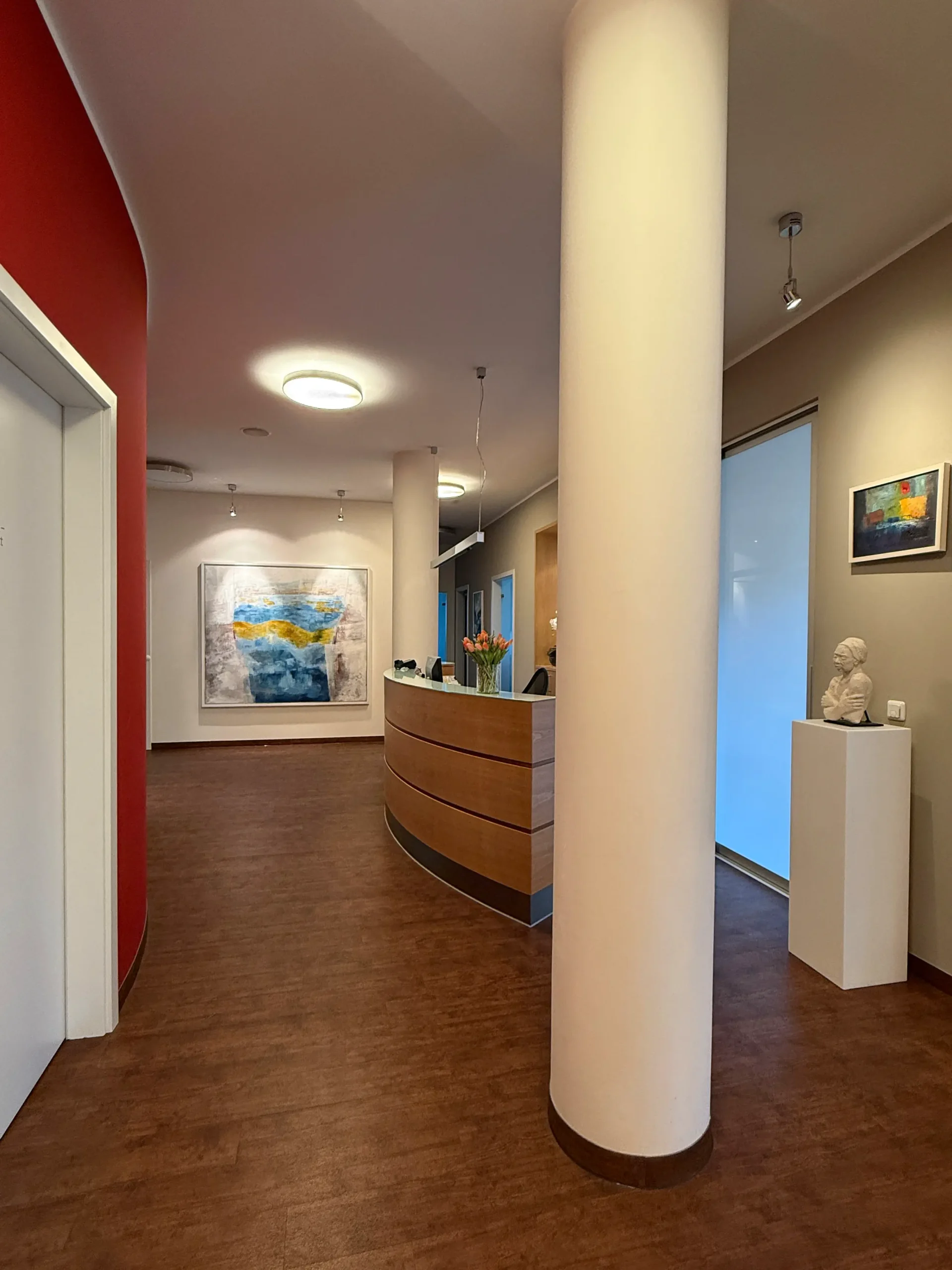 Moderner Empfangsbereich der Orthopädischen Prvatpraxis Bernau am Chiemsee in Harmonie mit Kunstwerken von Uta Beckert
