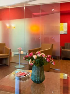 Impression aus der Wartelounge der Orthopädischen Privatpraxis Dr. Beckert im Ärztezentrum Bernau am Chiemsee