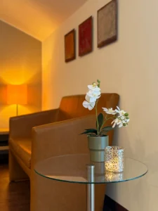 Detail aus dem Wartebereich der Orthopädischen Praxis von Dr. Beckert in Bernau am Chiemsee