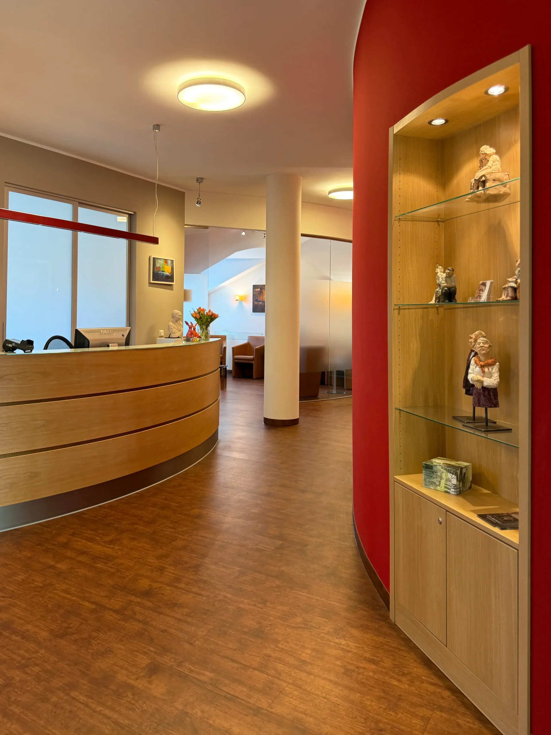 Moderner Empfangsbereich der Orthopädischen Privatpraxis in Bernau am Chiemsee mit Kunst von Uta Beckert