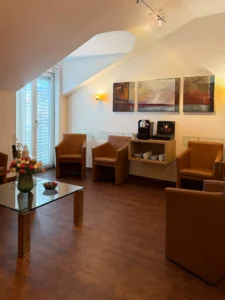 Gemütliche Wartelounge mit Espresso-Bar in der Privatpraxis von Orthopäde Dr. Beckert in Bernau am Chiemsee